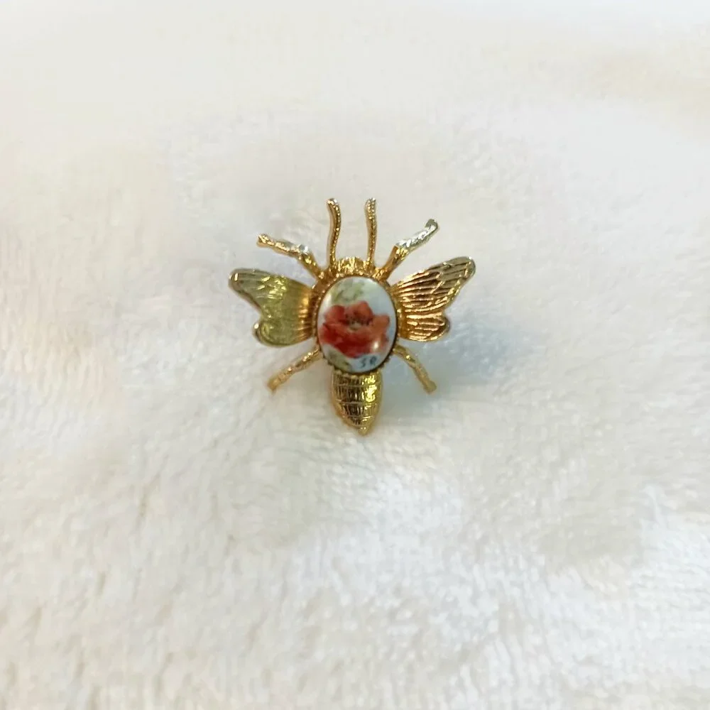 Vintage Gold Tone Bee Brooch Pin Hand-Painted Flower Body Initialed 1" Whimsical - Picture 10 of 10